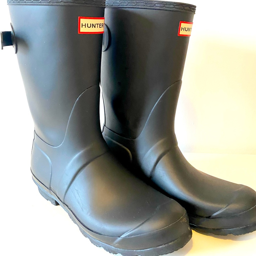 Hunter adjustable rain boots.